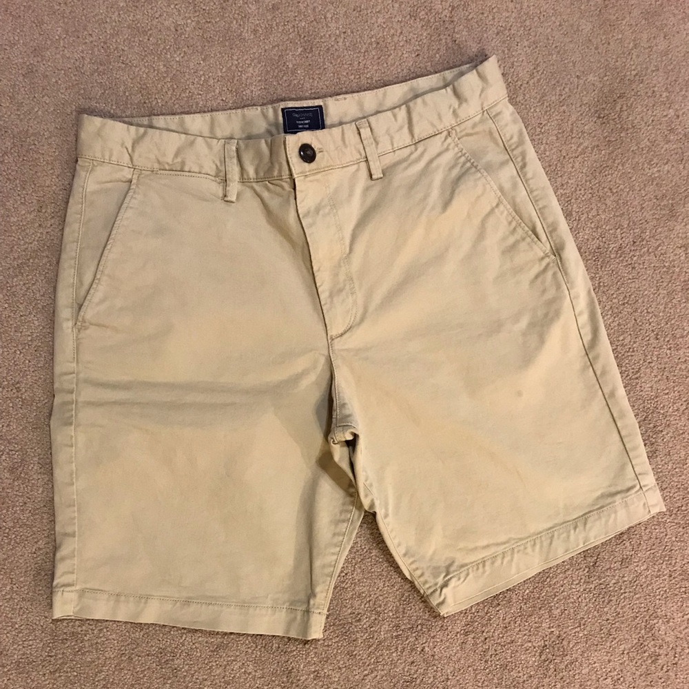 Gap lived in khaki shorts